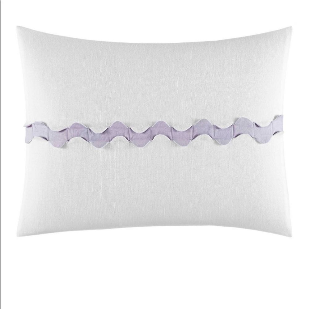 Vera Wang Ghost Flower Center Scallop
Breakfast Pillow. Color: white and blue